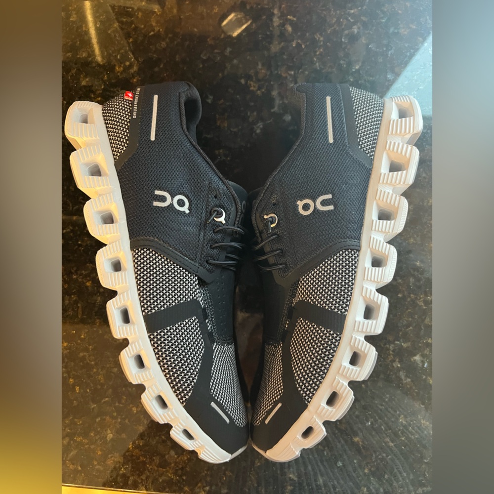 ON Running Cloud 5 Combo Women’s size 9.5 black/alloy- brand new!